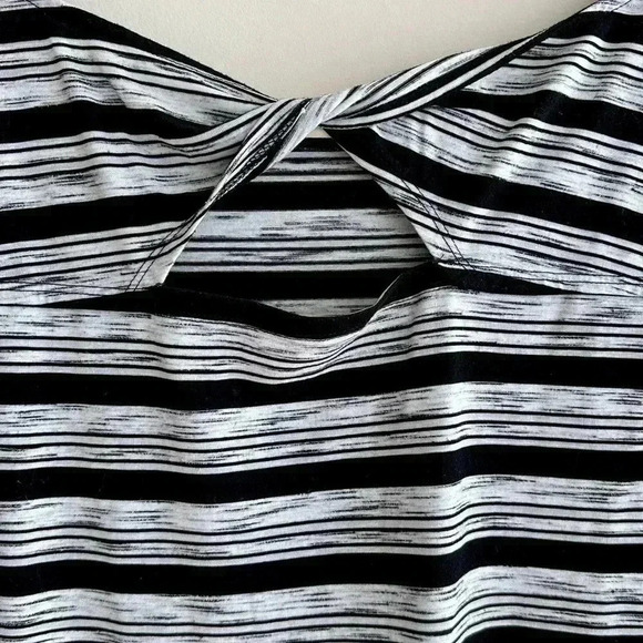 T by Talbots Black & White Striped Heathered Short Sleeve Tee Twist Keyhole Back - Picture 15 of 16